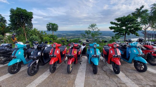 Fun Touring Yamaha Fazzio menuju kawasan Geopark Ciletuh  [Suara.com/Manuel Jeghesta Nainggolan].