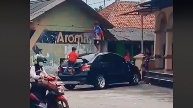 Viral Toyota Vios Parkir di Pinggir Jalan Jadi Wahana Bermain, Publik Dibuat Ngilu saat Melihat Bocil Injak Atap Mobil