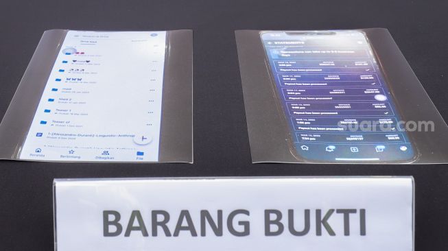 Barang bukti berupa file video dan bukti transfer ditampilkan saat pengungkapan kasus pornografi dengan tersangka Dea OnlyFans di Polda Metro Jaya, Jakarta Selatan, Selasa (29/3/2022). [Suara.com/Alfian Winanto]