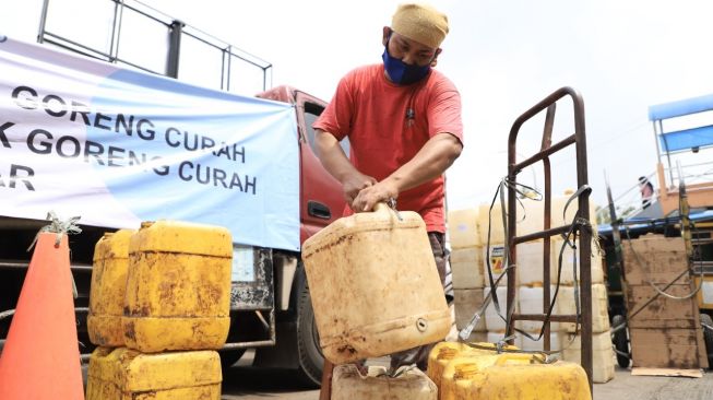 10 Ton Minyak Goreng Curah Didistribusikan ke Pedagang di Tangerang