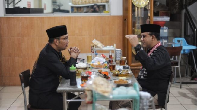 Ridwan Kamil bersama Anies Baswedan makan tahu Sumedang. [Facebook Anies Baswedan]