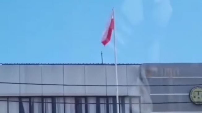 Waduh! Viral Bendera Merah Putih Berkibar Terbalik di Dinas Perindustrian dan Perdagangan Batam, Warganet Heran