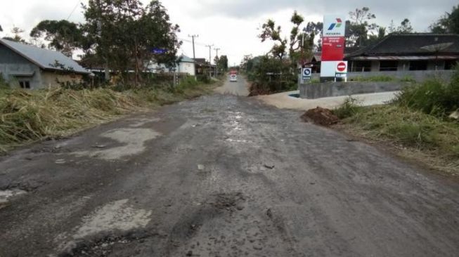 Bahayakan Pengendara, Jalan Provinsi Lintas Balikbukit-Sukau Hancur Bak Kub