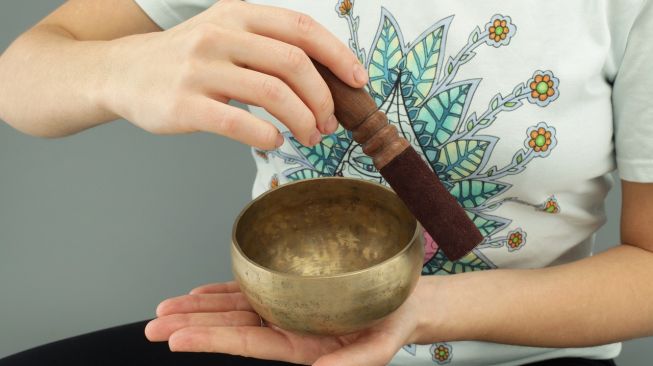 Ilustrasi meditasi dengan menggunakan singing bowls (Pixabay/magicbowls)