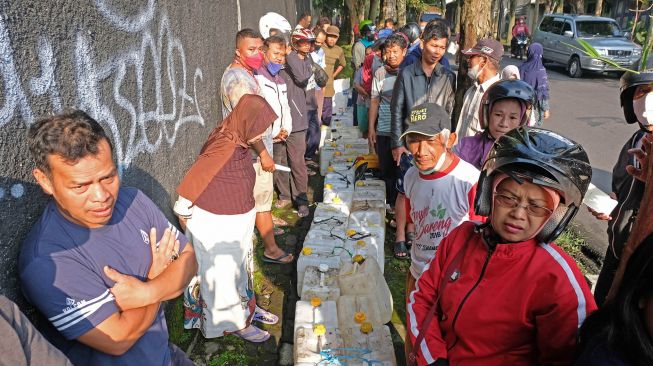 Sejumlah warga mengantre untuk membeli minyak goreng curah di sebuah agen penjualan minyak goreng di kota Temanggung, Jawa Tengah, Rabu (30/3/2022).  ANTARA FOTO/Anis Efizudin