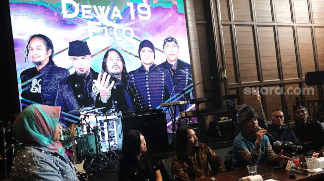 Pendiri grup musik Dewa 19 Ahmad Dhani (tengah) memberikan keterangan pers saat acara perilisan lagu "Juliette" di Holywings Kemang, Jakarta, Rabu (30/3/2022). [Suara.com/Angga Budhiyanto]