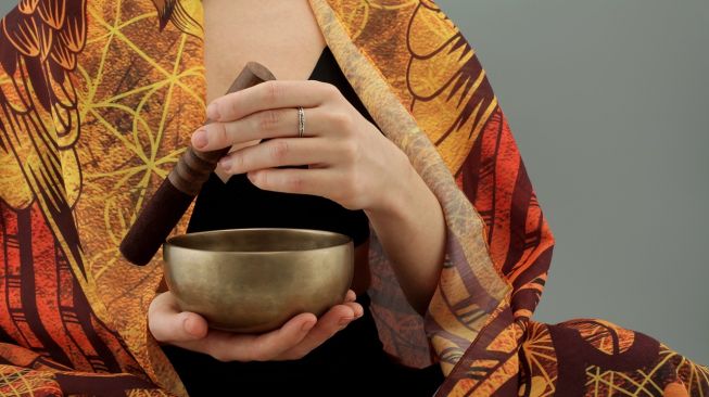 Inilah 5 Fungsi Singing Bowls, Terapi Suara yang Populer di Tibet