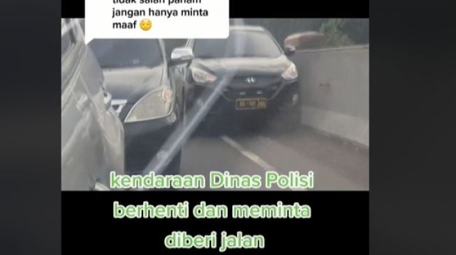 Cara aparat menegur pemobil yang menghalangi laju kendaraan prioritas bikin salut (TikTok)