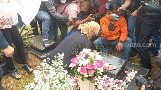 Angelina Sondakh hias makam Adjie Massaid jelang Ramadhan [Suara.com/Adiyoga Priyambodo]