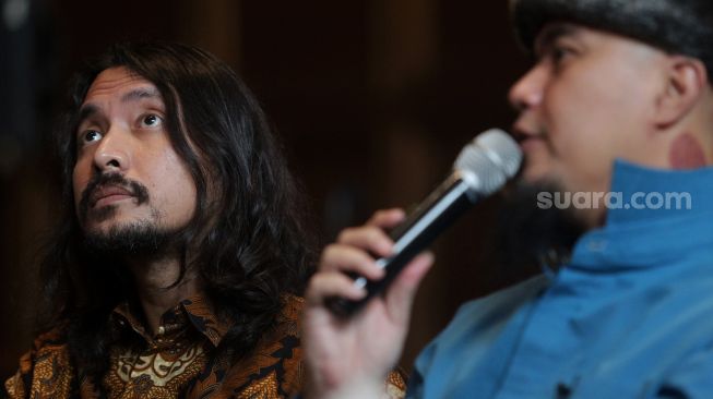 Penyanyi Marcello Tahitoe (kiri) ditemui saat acara perilisan lagu Dewa 19 "Juliette" di Holywings Kemang, Jakarta, Rabu (30/3/2022). [Suara.com/Angga Budhiyanto]