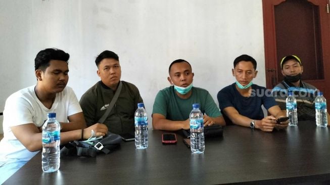 Karyawan restoran cepat saji saat ditemui di sekretariat salah satu organisasi wartawan di Medan. [Budi Warsito/Suara.com]