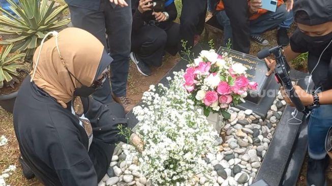 Angelina Sondakh hias makam Adjie Massaid jelang Ramadhan [Suara.com/Adiyoga Priyambodo]