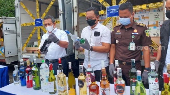 Jelang Ramadhan, Kementerian Perdagangan Musnahkan 3.000 Botol Miras Impor di Kota Makassar