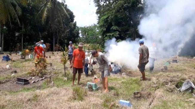 Melongok Tradisi Bersih-bersih Makam Warga Banyuwangi Jelang Ramadhan