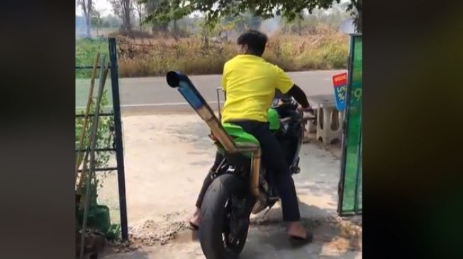 Knalpot Kawasaki Ninja ZX-25R yang bikin pengguna jalan lain auto minggir (TikTok)