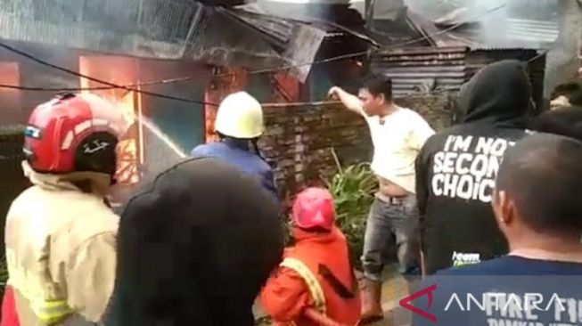 Tak Terima Rumah Disita Bank, Pemilik Bakar Rumahnya Sendiri