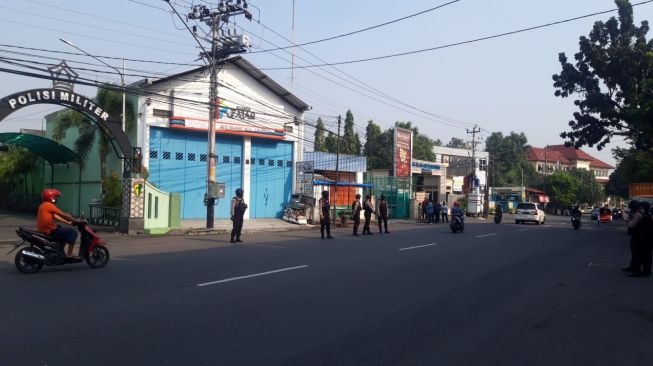 Suasana lokasi ditemukannya bungkusan benda mencurigakan di jalan arifin kelurahan Kampung Baru kec Pasar Kliwon, Kota Solo. [Istimewa]