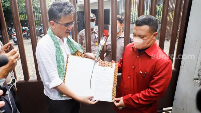 Penyerahan deklarasi perdamaian untuk Kedutaan Besar Rusia saat seruan aksi damai di Depan Kedutaan Besar Rusia di Kuningan, Jakarta Selatan, Rabu (30/2/2022). [Suara.com/Alfian Winanto]