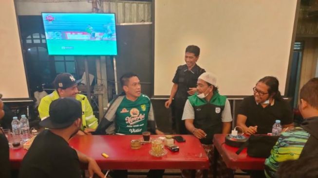 Tingkatkan Keamanan Jelang Ramadhan, Kapolrestabes Surabaya Cangkrukan Bareng Bonek