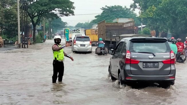 Kemacetan Sempat Mengular di Jalan Pantura Pasuruan Gegara Banjir