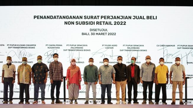 Menangkan Pasar Ritel, Pupuk Indonesia Tandatangani SPJB Pupuk Ritel Non Subsidi