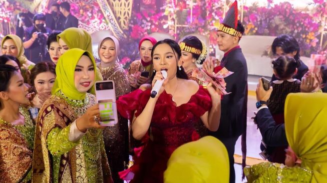 Nyanyi di Acara Pernikahan, Lyodra Kaget Disawer Gepokan Uang