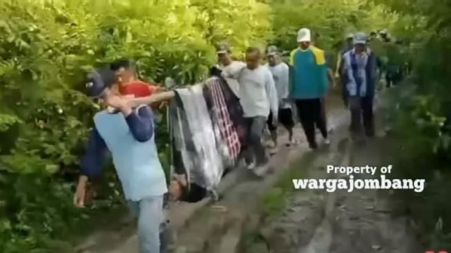 Viral Warganya Sakit Ditandu Sejauh 4 Kilometer untuk Berobat, Pemkab Jombang 'Lelet' Respons