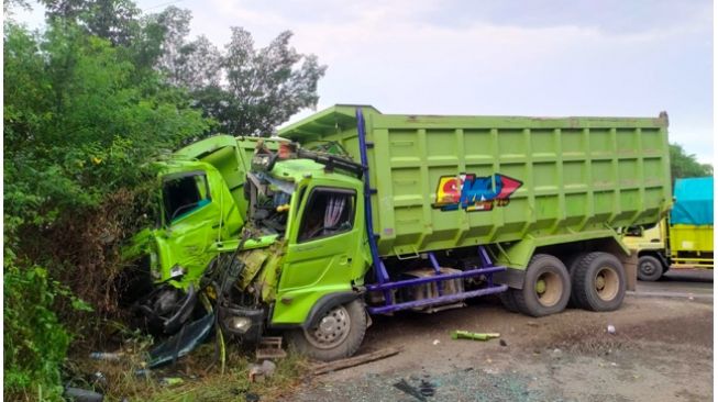 Detik-detik Kecelakaan Dua Truk Tronton di Palembang Terekam CCTV, Kronologisnya Begini