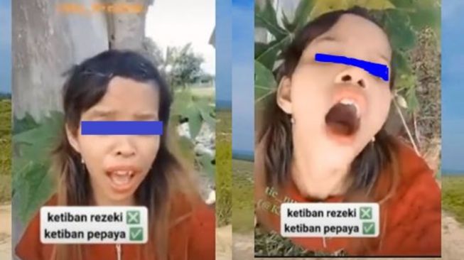 Apes Lagi Asyik Bikin Konten Remaja Ini Malah Ketiban Buah Pepaya