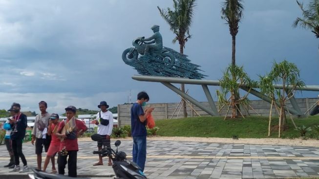 Patung "Speed" karya I Nyoman Nuarta di Sirkuit Mandalika [Suzuki Indonesia].