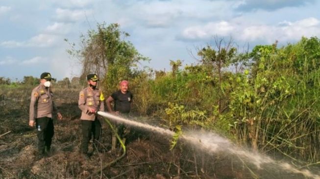 Turun Langusng Padamkan Kebakaran Lahan, Kapolres kayong Utara: Kami Sempat Kesulitan karena Gambut