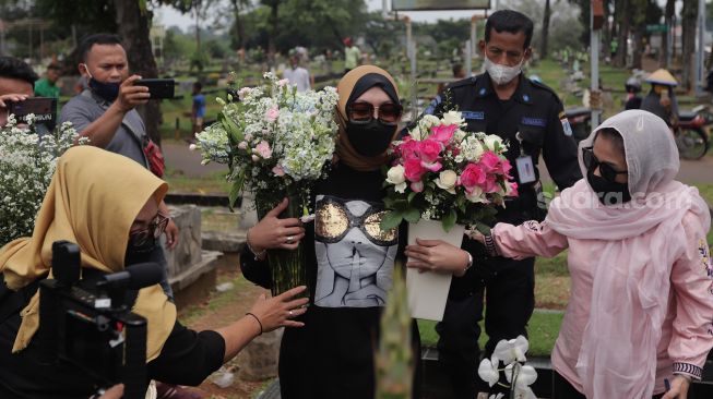 Mantan Politikus Angelina Sondakh tiba untuk berziarah ke makam suaminya, Adjie Massaid di TPU Jeruk Purut, Jakarta, Rabu (30/3/2022). [Suara.com/Angga Budhiyanto]