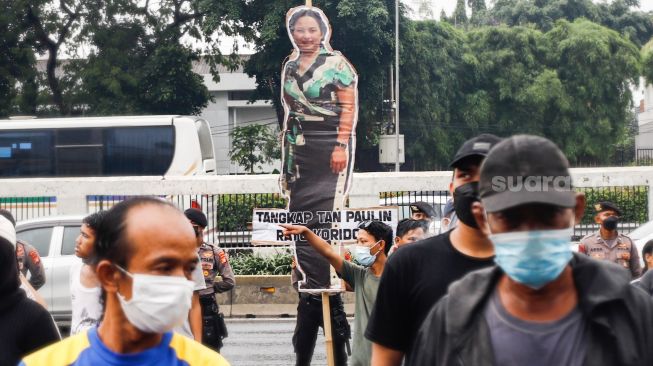 Massa menggelar aksi demonstrasi di depan Gedung DPR RI, Jakarta Pusat, Kamis (31/3/2022). [Suara.com/Alfian Winanto]