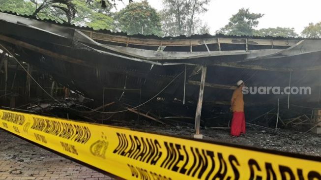 Kebakaran menghanguskan ratusan kios Lenggang Jakarta di kawasan Monas, Jakarta Pusat, Kamis (31/3/2022). [Suara.com/Ummi Hadyah Saleh]