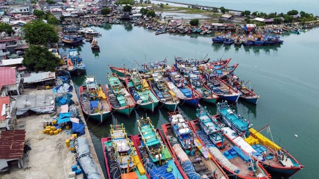 Foto udara sejumlah kapal motor nelayan berlabuh di TPI Pusong, Lhokseumawe, Aceh, Kamis (31/3/2022).  ANTARA FOTO/Rahmad
