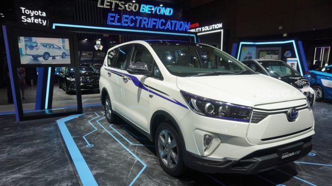 Toyota Kijang Innova EV Concept di ajang IIMS Hybrid 2022, juga muncul di seremoni pembukaan pameran otomotif ini, Kamis (31/3/2022) [Suara.com/Manuel Jeghesta Nainggolan].