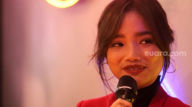 Fujianti Utami atau Fuji An memberikan keterangan pers saat acara launching menu kolaborasi Fuji X Street Boba di Street Boba Ampera, Jakarta, Kamis (31/3/2022). [Suara.com/Angga Budhiyanto]