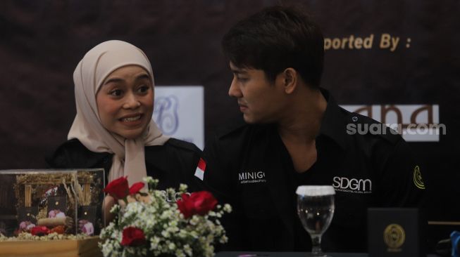 Pendiri Leslar Entertainment Rizky Billar dan Lesti Kejora berdiskusi sebelum memberikan keterangan pers kolaborasi mereka bersama MiniGold di AMANA Venue, Jagakarsa, Jakarta, Kamis (31/3/2022). [Suara.com/Angga Budhiyanto]