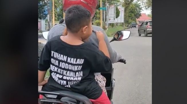 Aksi Bocah 'Memakan' Angin saat Berhenti di Lampu Merah Ini Bikin Warganet Ngakak