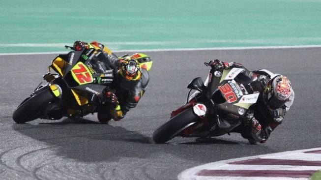 Pebalap tim Mooney VR46 Racing Marco Bezzecchi dan pebalap tim LCR Honda Takaaki Nakagami di Grand Prix Qatar, Sirkuit Internasional Losail, Lusail, Qatar. (6/3/2022) (ANTARA/REUTERS/IBRAHEEM AL OMARI)