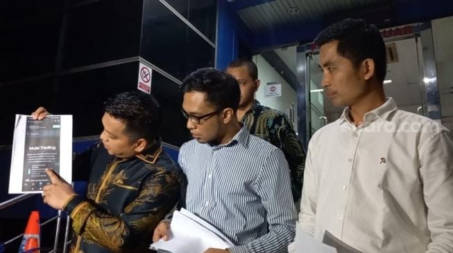 tim pengacara yang diduga korban Kapten Vincent Raditya; Riswal Saputra (baju putih), Irsan Gusfrianto (tengah), Prisky Riuzo Situru (baju batik) ditemui di Polda Metro Jaya, Kamis (31/3/2022) [Suara.com/Adiyoga Priyambodo]