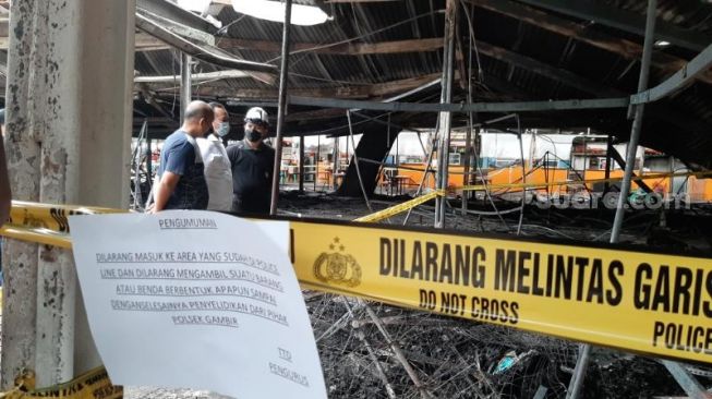 Penyidik Polres Metro Jakarta Pusat melakukan olah TKP kebakaran kios Lenggang Jakarta di kawasan IRTI Monas, Kamis (31/3/2022). [Suara.com/Ummi Hadyah Saleh]