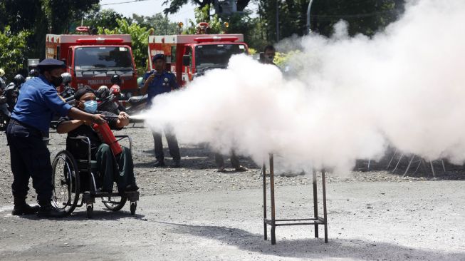 Seorang anggota tim advokasi difabel Kota Solo mengikuti pelatihan memadamkan api di kantor Dinas Pemadam Kebakaran, Solo, Jawa Tengah, Kamis (31/3/2022). ANTARAFOTO/Maulana Surya
