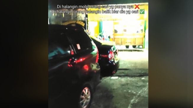 Cara bikin efek jera Toyota Avanza yang parkir sembarangan, blokade jalan keluar (TikTok)