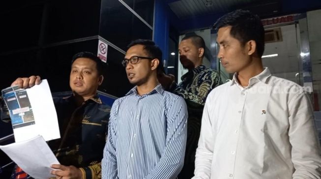 tim pengacara yang diduga korban Kapten Vincent Raditya; Riswal Saputra (baju putih), Irsan Gusfrianto (tengah), Prisky Riuzo Situru (baju batik) ditemui di Polda Metro Jaya, Kamis (31/3/2022) [Suara.com/Adiyoga Priyambodo]