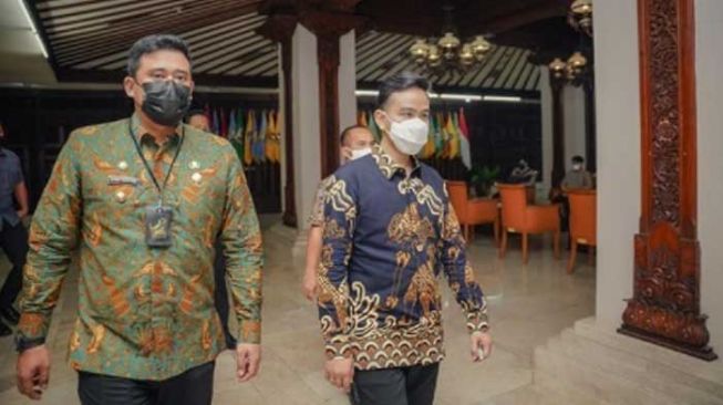 Momen Bobby Nasution dan Gibran Jalan Bareng, Warganet: Gimana Rasanya Jumpa Putra Presiden Pak?
