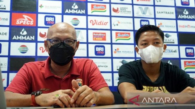 Pelatih Persija Jakarta Sudirman (kiri) saat menyampaikan persiapan timnya menghadapi Bali United pada pertandingan Liga 1 Indonesia di Bali, Sabtu (5/3/2022). ANTARA/HO-Tim media Persija/am.