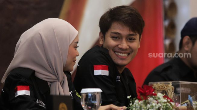 Pendiri Leslar Entertainment Rizky Billar dan Lesti Kejora berdiskusi saat acara konferensi pers kolaborasi mereka bersama MiniGold di AMANA Venue, Jagakarsa, Jakarta, Kamis (31/3/2022). [Suara.com/Angga Budhiyanto]