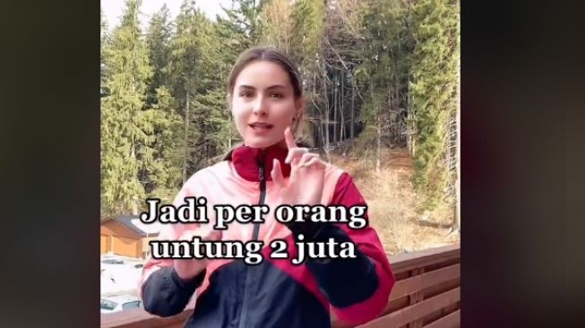 Bule Rumania nikah dengan pria Indonesia. [Tiktok/mbatinabule]