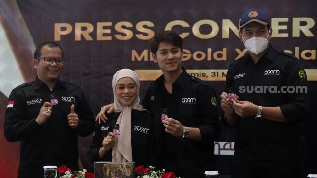 Pendiri Leslar Entertainment Rizky Billar (kedua kanan) dan Lesti Kejora (kedua kiri) berfoto sebelum memberikan keterangan pers kolaborasi mereka bersama MiniGold di AMANA Venue, Jagakarsa, Jakarta, Kamis (31/3/2022). [Suara.com/Angga Budhiyanto]